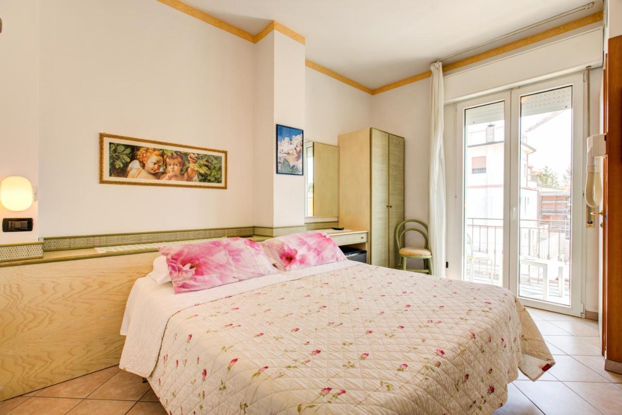 Hotel Residence Charles Rimini Bagian luar foto