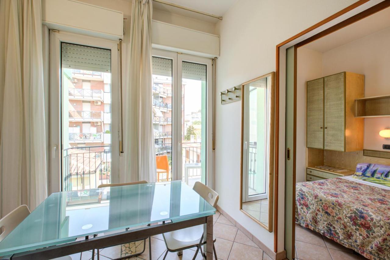 Hotel Residence Charles Rimini Bagian luar foto