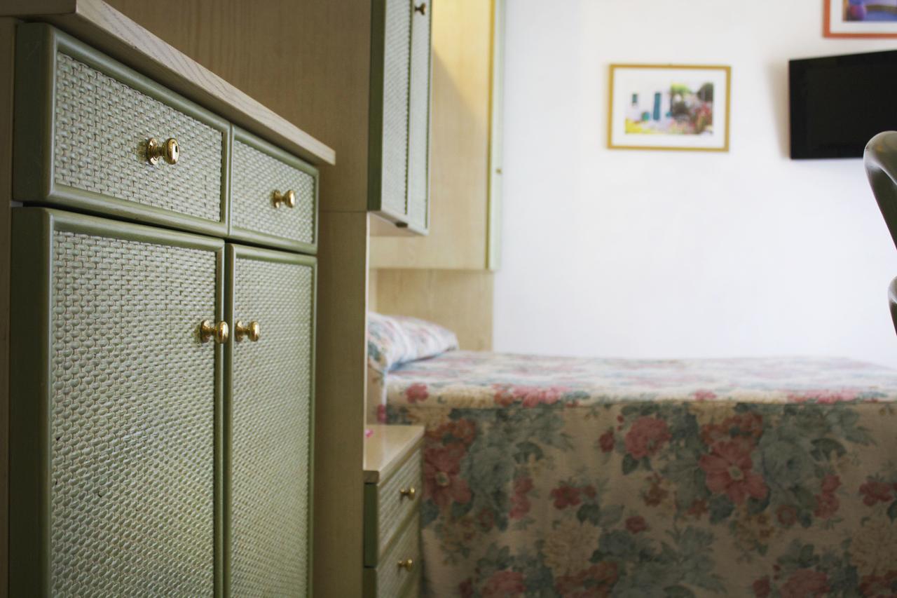 Hotel Residence Charles Rimini Bagian luar foto